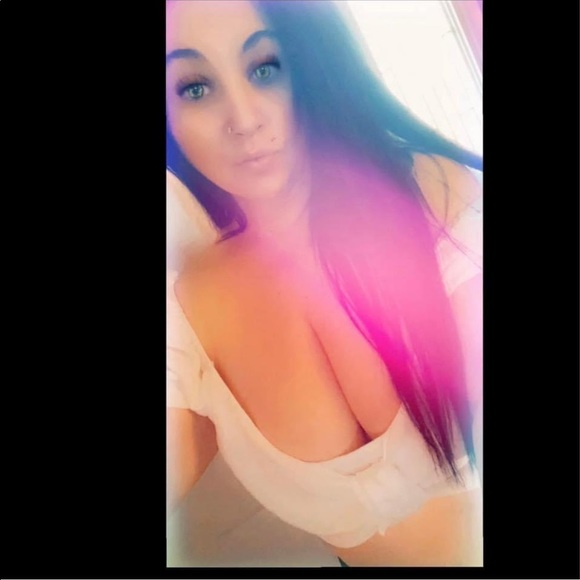 Meet your Posher, Alyssa - Picture 2 of 2